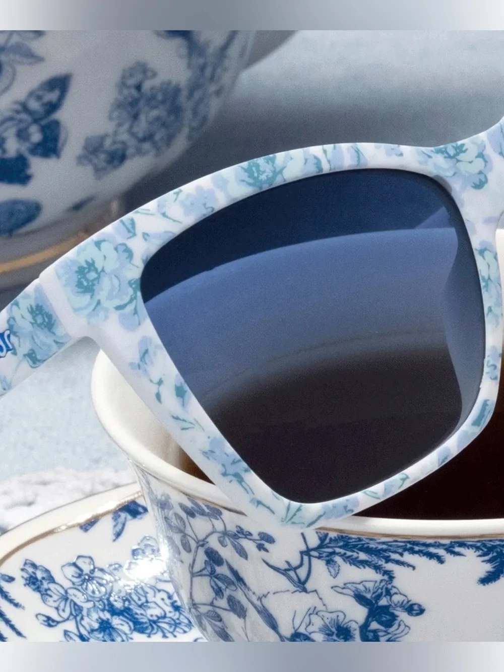 Goodr Partial to Porcelain Glasses Color blue/white